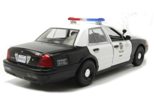 1/24 FORD Crown Victoria Police 2001