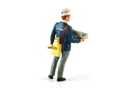 1/18 PERSONNAGE Joseph Vendeur de Journaux Maine Libre 1996 (Circuit des 24 h du Mans)