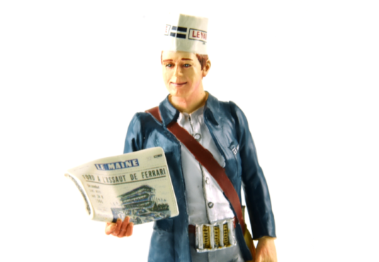 1/18 PERSONNAGE Joseph Vendeur de Journaux Maine Libre 1996 (Circuit des 24 h du Mans)