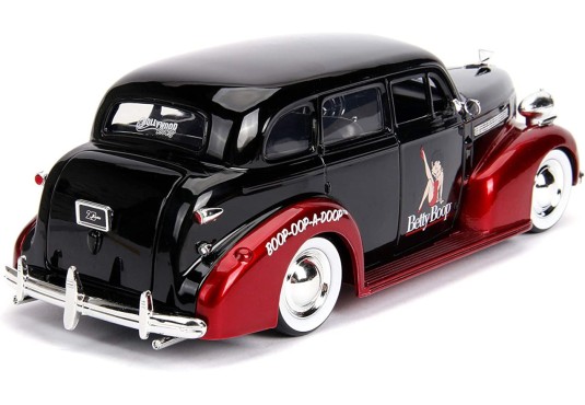 1/24 CHEVROLET Master Deluxe 1939 + Personnage BETTY BOOP