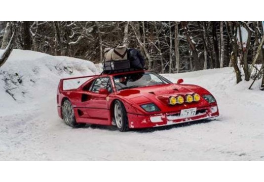 1/43 FERRARI F40  Snow Drifting Japon 1993 + bagages